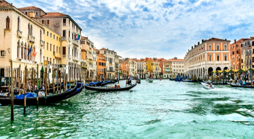  Venice’s Thousand-Year-Old Wooden Foundations How the “Floating City” Stands