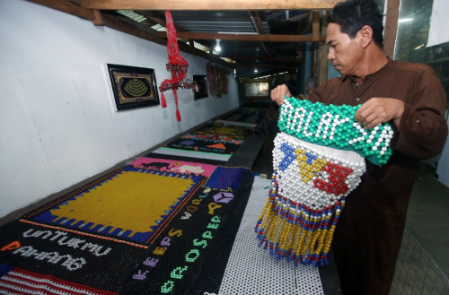 Malaysian Artist Sets World’s Longest Beaded Art at 17.78 m
