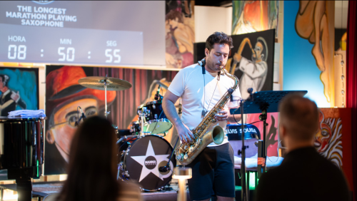  Saxophonist Named Elvis Breaks Musical Marathon Record with 33-Hour Nonstop Performance