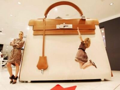 World’s Largest Handbag Unveiled in Taipei