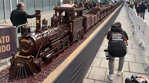  Delicious-Looking Train Becomes Longest Chocolate Sculpture Ever at Over 55 Meters