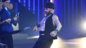 Man with “World’s Strongest Nipples” Pulls Two Grand Pianos in Record-Breaking Feat