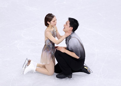  Miura and Kihara Smash World Record to Claim Pairs Figure Skating Title