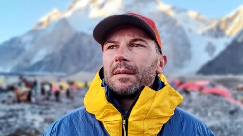  Piotr Krzyżowski Sets Guinness World Record After Climbing Lhotse and Everest in Under 48 Hours