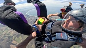YouTuber Solves Puzzle Cube in Record Time While Freefalling Toward the Ground